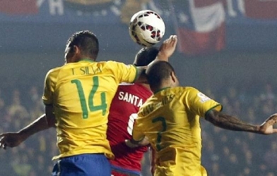 VIDEO: Hai lần dùng tay chơi bóng đáng quên trong sự nghiệp của Thiago Silva